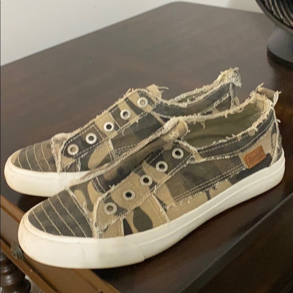 Woman’s camo sneakers - slip on